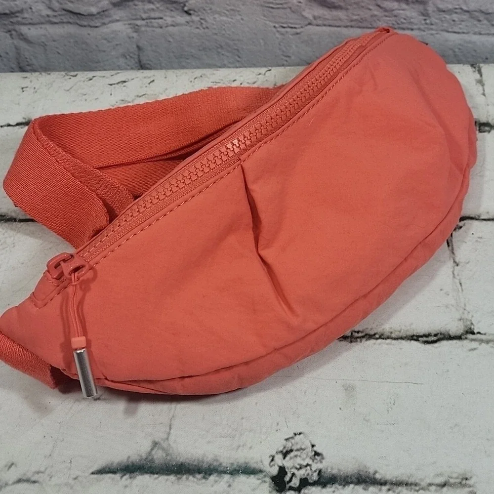 Athleta Fanny Pack Womens One Size Pink Coral Nylon Waist‎ Bag W/Built In Wallet